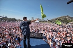 Capres RI Anies Baswedan menyapa para pendukungnya yang memadati lapangan Jalak Harupat kab Bandung, 1 Oktober 2023.(Twitter/aniesbaswedan)