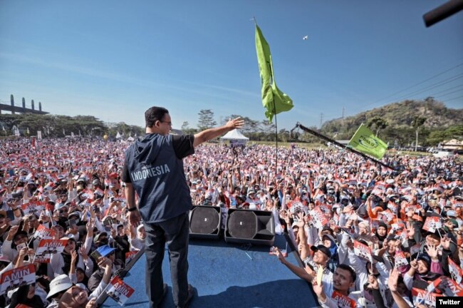 Capres RI Anies Baswedan menyapa para pendukungnya yang memadati lapangan Jalak Harupat kab Bandung, 1 Oktober 2023.(Twitter/aniesbaswedan)