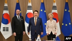 Шарль Мишель, Юн Сок Ель и Урсула фон дер Ляйен на переговорах в Сеуле, Южная Корея, 22 мая 2023 года 