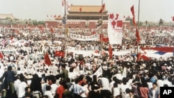 成千上萬的中國人民聚集在北京天安門廣場參與民主運動。 (1989年5月17日)
