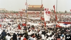 成千上萬的中國民眾聚集在北京天安門廣場參加民主運動。(1989年5月17日)