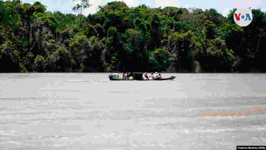 Esta región la recorren varios ríos &ndash;el Orinoco, el Atabapo, el Inírida y el Guaviare- formando una estrella fluvial. Durante el recorrido hacia los cerros es posible el avistamiento de delfines rosados y grises.&nbsp;