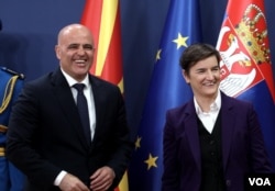 Predsednice Vlade Srbije Ane Brnabić i premijer Severne Makedonije Dimitro Kovačevski posle potpisivanja tri memoranduma o saradnji dve države, u Beogradu, 31. marta 2023. (Foto: FoNet, Slobodan Miljević)