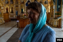参加完礼拜日教堂唱诗的库皮扬斯克居民瓦伦蒂娜说，她将留在城里，直到战争结束。(2023年8月20日，美国之音博夏特拍摄)