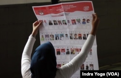Seorang petugas memeriksa lembar surat suara untuk pemilihan Dewan Perwakilan Daerah RI (DPD RI) di Gudang KPU Kota Depok, di Cibinong, Jawa Barat, Rabu, 10 Januari 2024 (Foto: Indra Yoga/VOA)