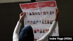 Seorang relawan memeriksa lembar surat suara untuk pemilihan Dewan Perwakilan Daerah RI (DPD RI) di Gudang KPU Kota Depok, di Cibinong, Jawa Barat, Rabu, 10 Januari 2024 (Foto: Indra Yoga/VOA)
