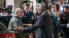 Menteri Pertahanan AS Lloyd Austin (kanan) menyambut Menteri Pertahanan Ukraina Rustem Umerov dalam acara penyambutan kedatangan di Pentagon, Washington, pada 2 Juli 2024. (Foto: AP/Jacquelyn Martin)