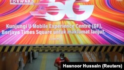 Iklan jaringan 5G oleh operator U Mobile di Kuala Lumpur, Malaysia, 26 September 2022. (Foto: REUTERS/Hasnoor Hussain)