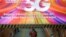 Iklan jaringan 5G oleh operator U Mobile di Kuala Lumpur, Malaysia, 26 September 2022. (Foto: REUTERS/Hasnoor Hussain)