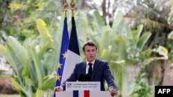 Shugaban Faransa Emmanuel Macron a lokacin da yake jawabi wa ‘yan Faransa mazauna Libreveille a gidan jakadan Faransa Maris 2, 2023.