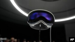 Headset Apple Vision Pro dipajang di showroom kampus Apple di Cupertino, California, Senin, 5 Juni 2023. (AP/Jeff Chiu)