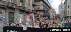 Građani u protestnoj šetnji "medijskom trasom", nakon prolaska pored zgrade Politike i Radio Beograda, tokom 20. protesta "Srbija protiv nasilja", u Beogradu, 16. septembra 2023. (Foto: FoNet)