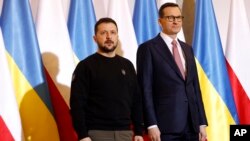 Thủ tướng Ba Lan Mateusz Morawiecki (phải) chào đón Tổng thống Ukraine Volodymyr Zelenskyy tại Warsaw, Ba Lan, ngày 5/4/2023. Ông Morawiecki hôm 20/9 nói Ba Lan sẽ không trang bị vũ khí cho Ukraine nữa và đang tập trung vào việc xây dựng lại kho vũ khí của riêng mình.