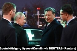 俄羅斯總統普京和中國領導人習近平出席招待會後走出克里姆林宮。（2023年3月21日）