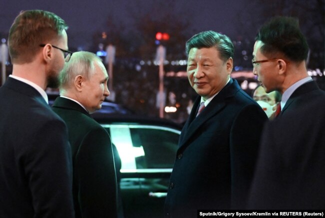 俄罗斯总统普京和中国领导人习近平出席招待会后走出克里姆林宫。（2023年3月21日）