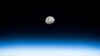 Farklı ülkelerin ve özel şirketlerin Ay’a yolculuk yarışını hızlandırdığı ve ABD’nin uzayda uluslararası normları belirlemeyi hedeflediği bir dönemde Beyaz Saray, Ulusal Havacılık ve Uzay Dairesi’ne (NASA) standart bir Ay saati oluşturması talimatı verdi. 