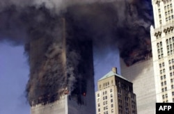 Las torres gemelas del World Trade Center en el bajo Manhattan, Nueva York, arden el 11 de septiembre de 2001, tras ataques terroristas.