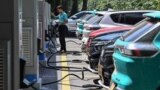 Lương xe bàn giao của VinFast tăng gần 12 lần chỉ riêng từ năm 2022 đến 2024 (ảnh chụp ngày 5/10/2023, Nhac NGUYEN/AFP).
