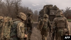 سربازان پیاده نظام اوکراین راهی جبهه آودیوکا می‌شوند. منطقه دونتسک، مرز روسیه، ۱۵ فروردین ۱۴۰۳ - عکس از خبرگزاری فرانسه