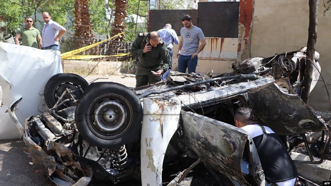 Sejumlah petugas investigasi kepolisian Suriah tampak memeriksa lokasi ledakan di Barzeh, Damaskus, pada 10 Mei 2023. (Foto: Syrian Ministry of Interior via AFP)