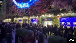 ผู้คนคลาคล่ำไปตามถนนในนครนิวยอร์กเพื่อชมการตกแต่งหน้าต่างโชว์หน้าร้านต่าง ๆ