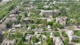 На этой фотографии, сделанной с помощью видеозаписи с беспилотника, показаны разрушения в Часовом Яру, Украина, 29 апреля 2024 года.