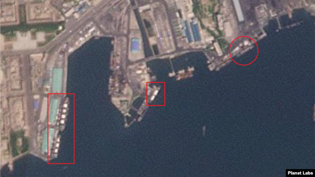 북한 남포항을 촬영한 10일 자 위성사진에 하얀 물체를 가득 실은 선박(사각형 안)이 보인다. 일부 선박은 적재함은 비어 있지만 바로 앞 부두에 하얀 물체(원 안)가 식별된다. 사진=Planet Labs