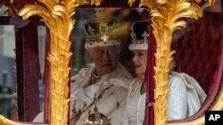 Quốc vương Charles III và Vương hậu Camilla rời Tu viện Westminster trong cỗ xe dát vàng sau lễ đăng quang tại London, ngày 6 tháng 5 năm 2023.