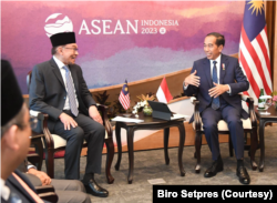 PM Malaysia Anwar Ibrahim dan Presiden Jokowi di tengah KTT ASEAN di Labuhan Bajo. (Foto: Courtesy/Biro Setpres)