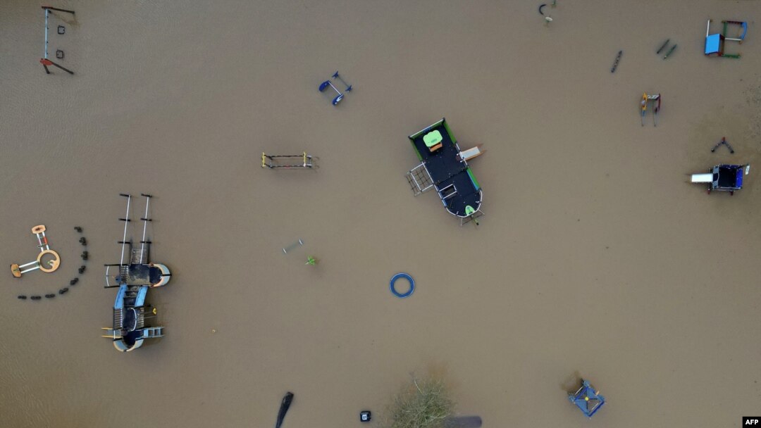 Pemandangan dari udara menunjukkan taman bermain anak-anak terendam air banjir di Stratford-upon-Avon, Inggris tengah pada 3 Januari 2024, setelah Sungai Avon meluap akibat Badai Henk. (Foto: AFP)