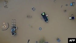 Pemandangan dari udara menunjukkan taman bermain anak-anak terendam air banjir di Stratford-upon-Avon, Inggris tengah pada 3 Januari 2024, setelah Sungai Avon meluap akibat Badai Henk. (Foto: AFP)