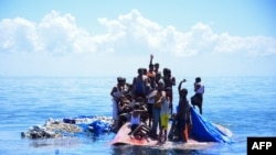 အင်ဒိုနီးရှားနိုင်ငံ အာချေးကမ်းလွန်အတွင်း မှောက်နေတဲ့လှေပေါ်တွေ့ရတဲ့ ရိုဟင်ဂျာဒုက္ခသည်များ (မတ် ၂၁၊ ၂၀၂၄)