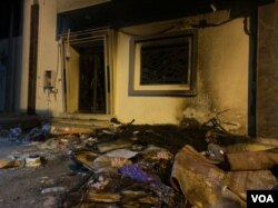 Demonstranti su zapalili kuću gradonačelnika Derne, 18. septembra 2023. (Foto: VOA/Salaheddin Almorjini)
