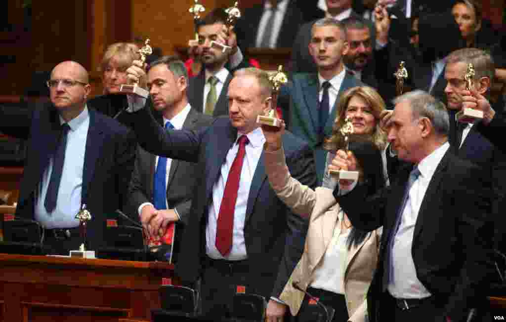 Protest poslanika opozicije na konstitutivnoj sednici Skupštine Srbije (izvor: Fonet)