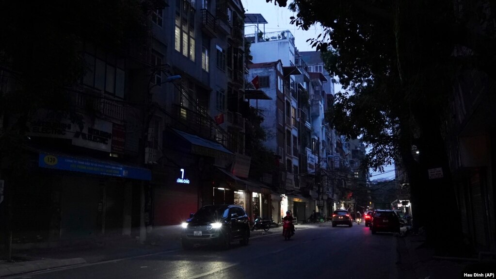 Đèn đường ở Hà Nội được tắt để tiết kiệm năng lượng vào ngày 8/6/2023. Ngân hàng Thế giới ước tính tình trạng thiếu điện đã gây thiệt hại đến 1,4 tỷ đô la cho Việt Nam.