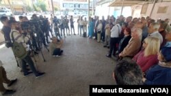 Diyarbakır Cezaevi önünde toplanan dönemin mahkumları, cezaevinin hafıza müzesi yapılması çağrısını yineledi.