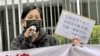 社民連主席陳寶瑩要求釋放所有政治犯。（美國之音記者湯惠芸）。陳寶瑩等三位社民連主要活動人士在抗議區議會選舉排斥民主派人士前遭警方逮捕。
