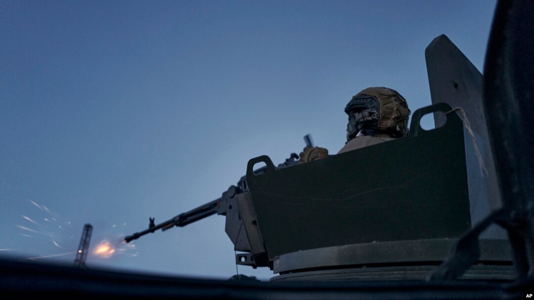 Украинский военный ведет огонь по противнику. Авдеевка, Донецкая область Украины (архивное фото)