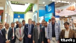 গ্লোবাল সি-ফুড এক্সপো ২০২৩–এ বাংলাদেশ প্যাভিলিয়নে বিভিন্ন দেশের আমদানিকারক ও ব্যবসায়ী প্রতিনিধিদের সঙ্গে বাংলাদেশের মৎস্য ও প্রাণিসম্পদমন্ত্রী শ ম রেজাউল করিম।