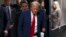 Mantan Presiden AS Donald Trump meninggalkan gedung pengadilan Manhattan di New York, setelah menjalani persidangan kasus uang tutup mulut yang membelitnya pada 23 April 2024. (Foto: Yuki Iwamura/Pool/AFP)