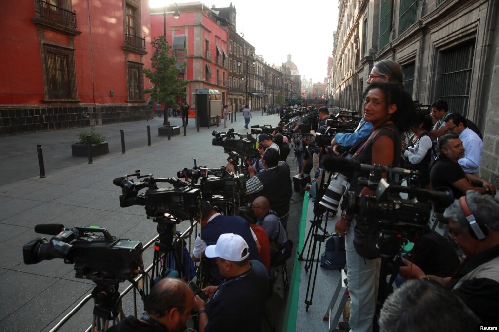 Miembros de los medios de comunicación esperan el domingo 2 de junio afuera del centro electoral donde votará el presidente de México, Andrés Manuel López Obrador.