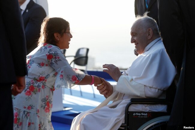 Katolik dünyasının lideri Papa Francis, Marsilya'yı ziyaretinde göçmenler ve denizcilere adanan anıt önünde düzenlenen törene katıldı.