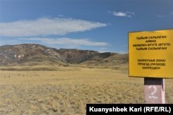 Tanda peringatan di wilayah lokasi uji coba nuklir Semipalatinsk yang ditutup. Kawasan di sekitar gunung ini merupakan zona terlarang yang dipantau oleh kamera CCTV.