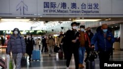 ARCHIVO: Viajeros caminan con sus maletas en el Aeropuerto Internacional de Beijing el 27 de diciembre de 2022.