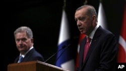 Turkish President Recep Tayyip Erdogan, right, speaks next to Finland's President Sauli Niinisto during a press conference at the presidential palace in Ankara, Turkey, March 17, 2023. 