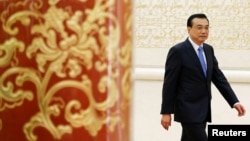 资料照：中国前总理李克强抵达人大会堂出席一个新闻发布会。（2017年3月15日）
