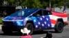 一辆刷有美国国旗图案的特斯拉赛博卡车在科罗拉多州参加庆祝美国独立日的游行活动。（2024年7月4日）