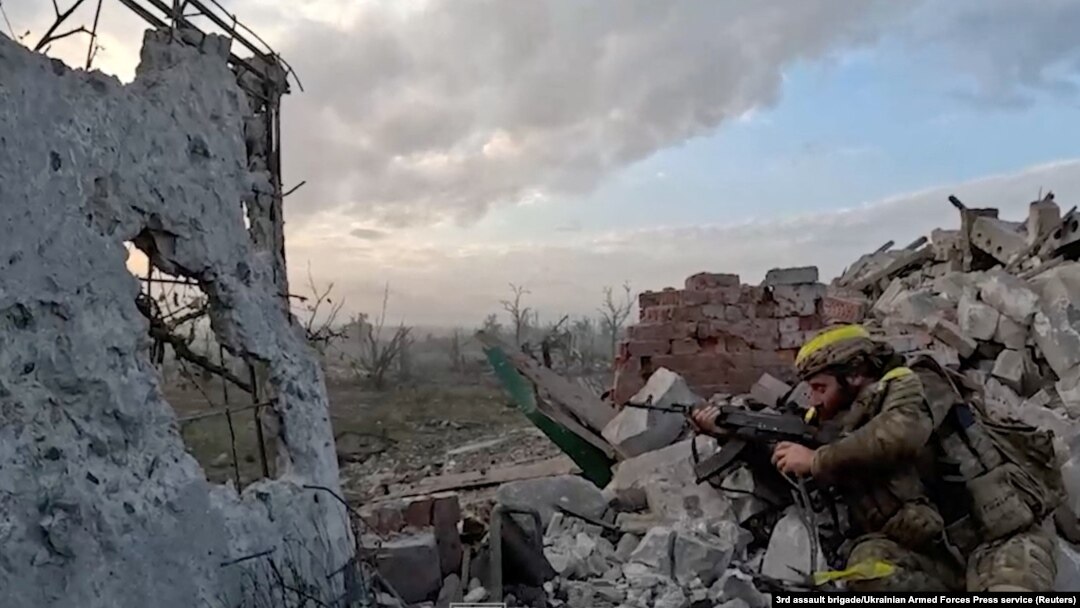 Украинский военный участвует в операции по освобождению Андреевки в Донецкой области, Украина, 16 сентября 2023 года