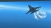  16일 미 국방부가 공개한 기밀 해제 영상에서 러시아 수호이(Su)-27 전투기가 연료를 뿌리며 미군 MQ-9 '리퍼' 무인기의 비행을 방해하고 있다. (미 국방부 제공 영상 캡쳐)