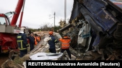 Tim penyelamat bekerja di lokasi terjadinya kecelakaan, di mana dua kereta bertabrakan, di dekat kota Larissa, Yunani, Rabu 1 Maret 2023. 